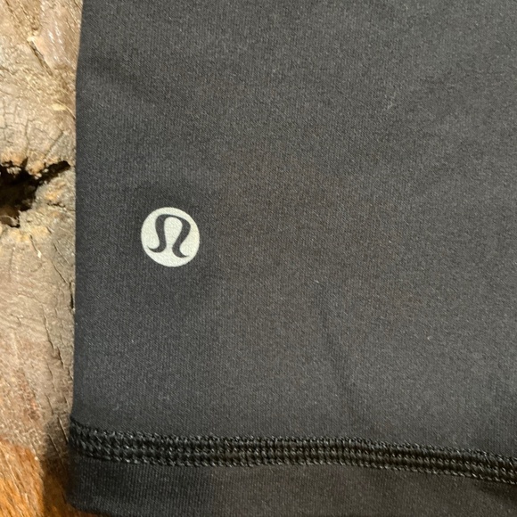 Lululemon Reverse Groove Shorts Size 6 Black Raspberry Waistband - Picture 11 of 15